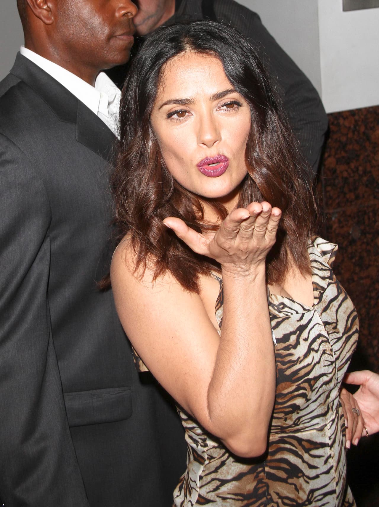 Tanto que empezó a lanzar besos a las cámaras.