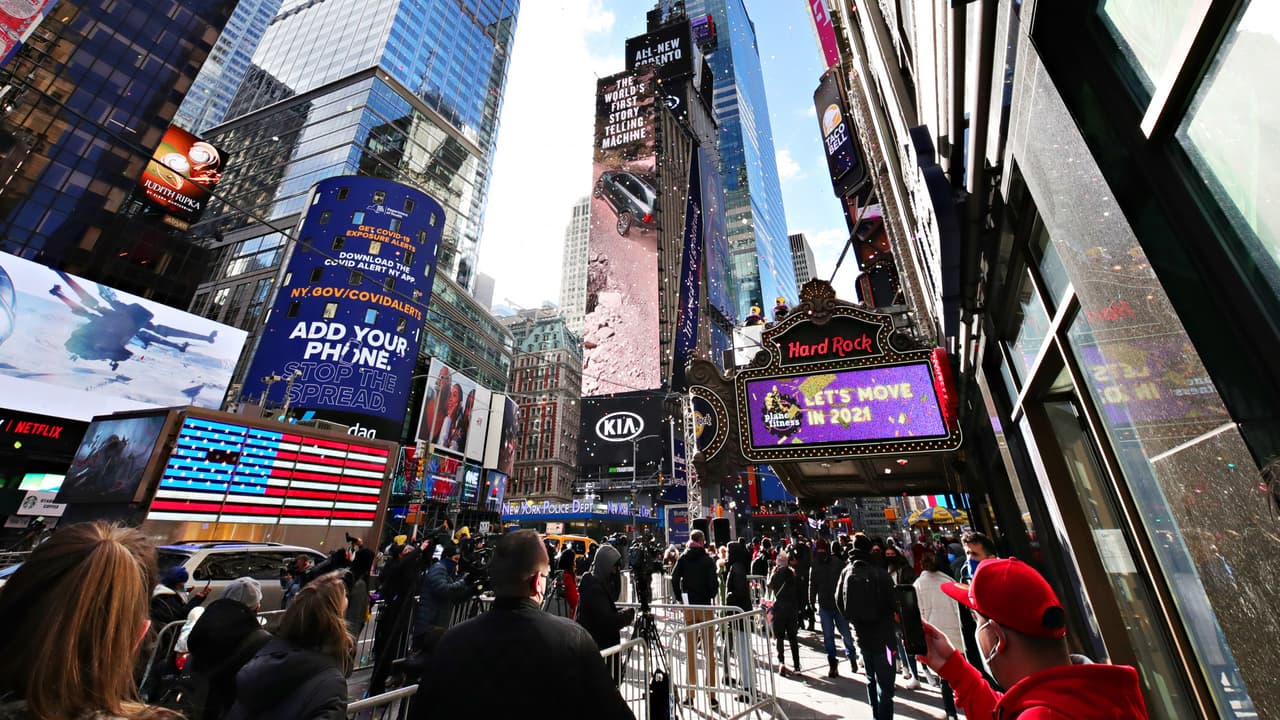 En 
<a href="https://www.univision.com/temas/eeuu">Estados Unidos</a>, el país más afectado por la pandemia, el año nuevo será recibido con importantes restricciones. Times Square, en Nueva York, despedirá el 2020 sin público, pero con música y confeti. Más de 10 calles alrededor del escenario estarán cerradas para evitar cualquier posibilidad de ver el espectáculo.