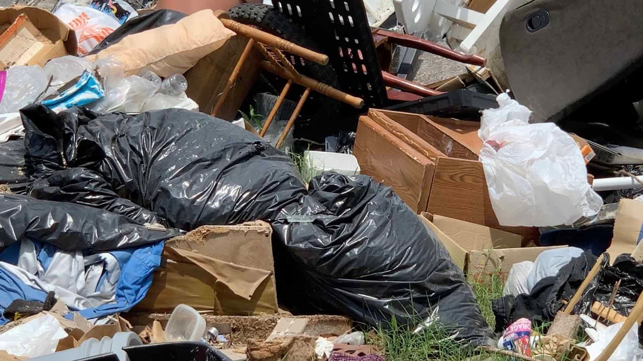 El Departamento de Vecindarios tiene inspectores que se encargan de investigar a quién pertenece la basura tirada en los terremos baldíos y pedirle que limpie y se haga responsable o de otra manera se le multaría.