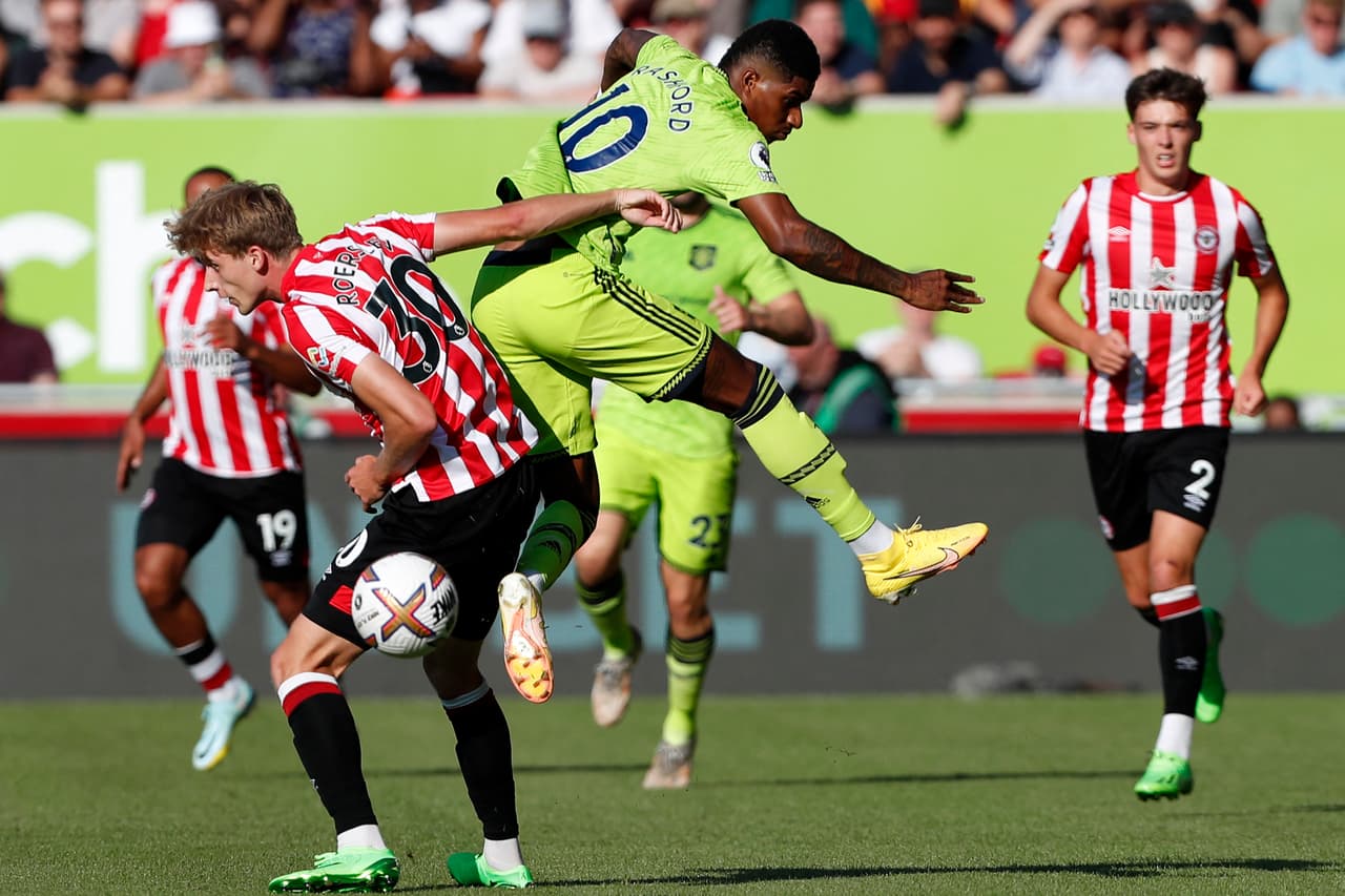 Brentford goleó 4-0 al Manchester United en la Jornada 2 con goles de Josh Dasilva, Mathias Jensen, Ben Mee y Bryan Mbeumo; su primera victoria sobre los Red Devils desde 1938.