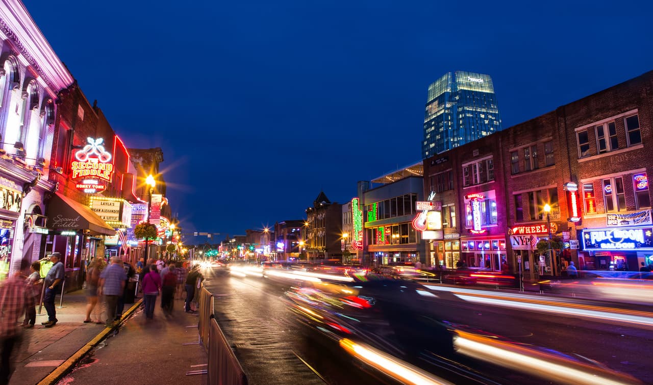 La difícil historia de los peatones en Nashville, la ciudad que se rehusó a pagar por aceras