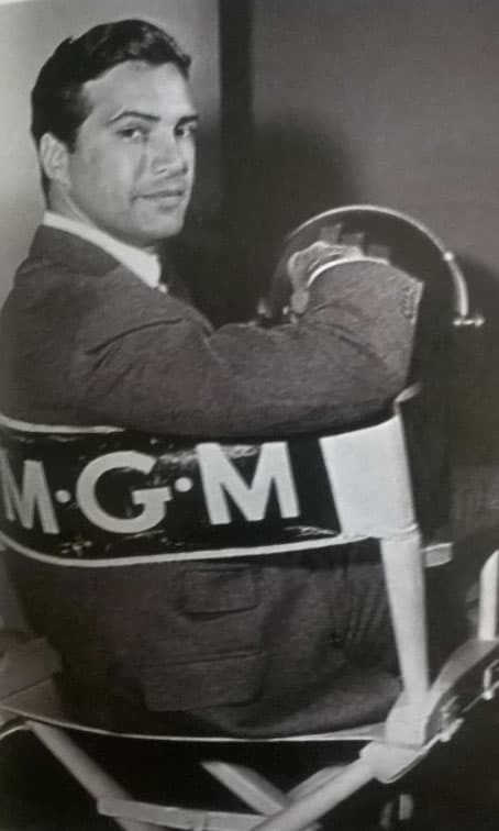 En sus inicios el cine le abrió las puertas de la actuación, pues en el séptimo arte participó en exitosas producciones estadounidenses del género Western como 'El cóndor', 'Joe Navidad', 'Los desesperados', entre otras.