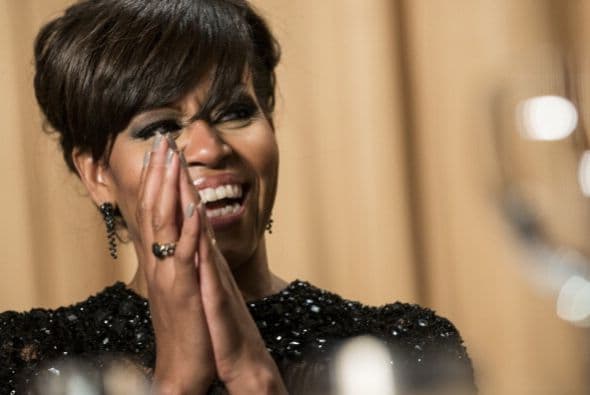 Siguiendo el tono de broma, Obama dijo que el cambio más drástico para los próximos cuatro años será estético. Presentó un montaje de fotos en las que aparece con flequillos similares a los que a veces usa su esposa.