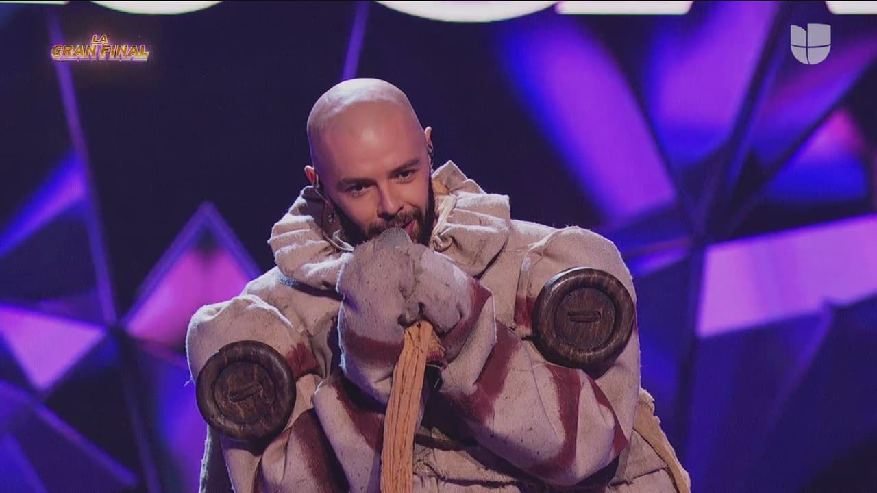 Aunque no se quería desenmascararse e intentó huir del escenario, no le quedó más remedio que hacerlo y descubrimos que se trataba de Jesse Huerta. Carlos Rivera adivinó que el músico y productor de la agrupación multipremiada Jesse & Joy era la celebridad tras este personaje.