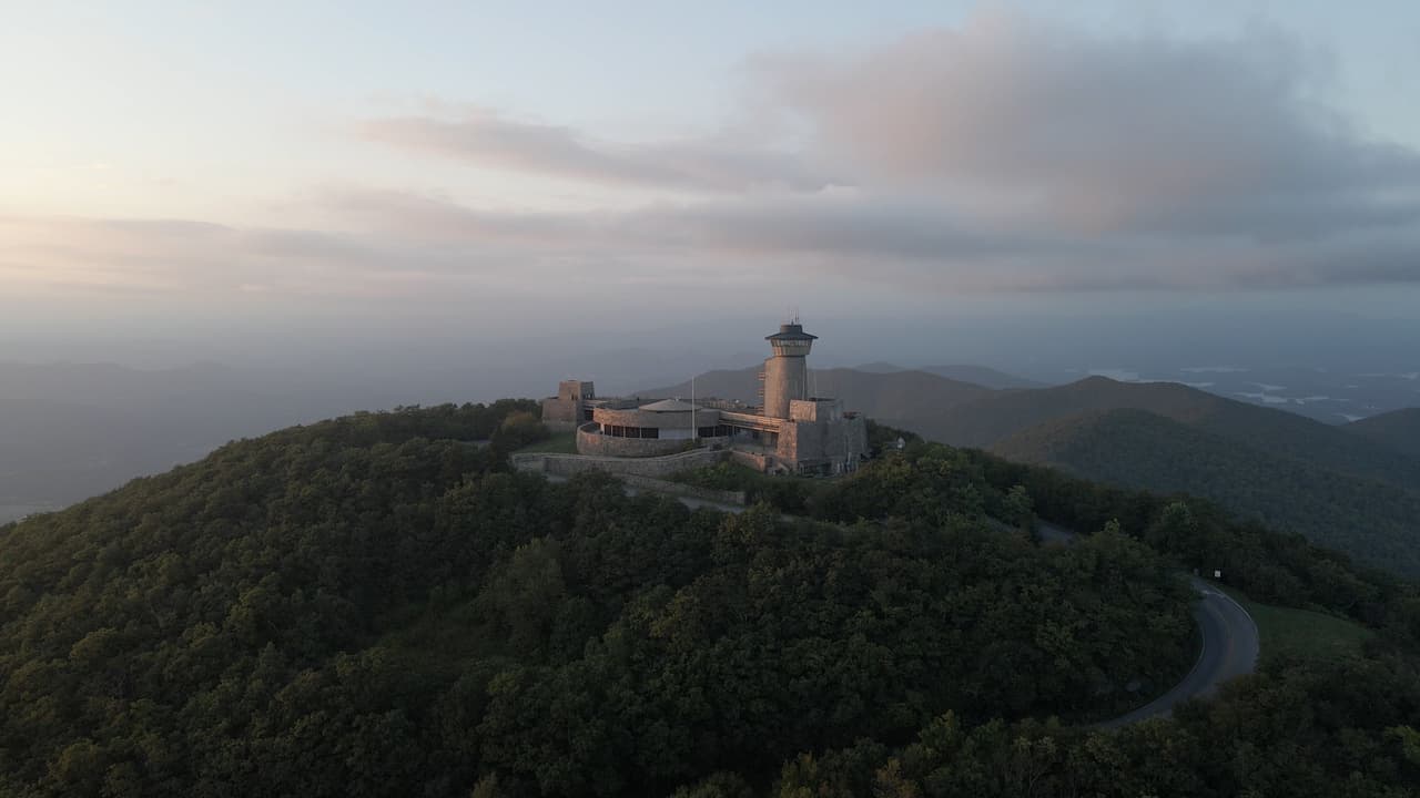 Ubicado dentro de los bosques nacionales Chattahoochee-Oconee, el Centro de información para visitantes de Brasstown Bald es el punto más alto de Georgia.