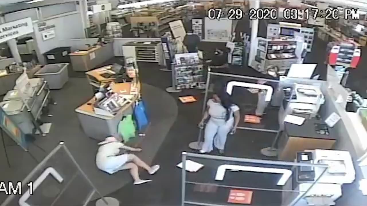 Mujer empuja a señora de 54 años que le pidió que usara correctamente la mascarilla y le rompe una pierna