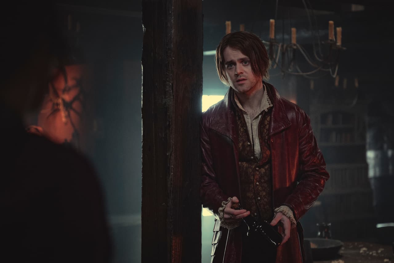 <b>Joey Batey </b>interpreta a Jaskier, un viajero, músico, poeta y mejor amigo de Geralt, cuyas historias y composiciones hacen alusión al amor entre Geralt y Yennefer.