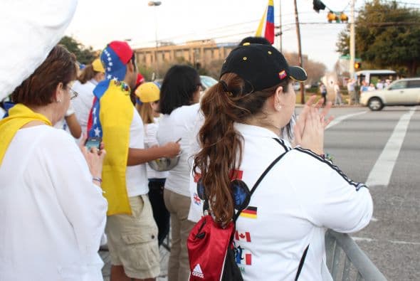 A cantos y gritos pidieron paz y libertad en la calle Westheimer, una de las más transitadas de Houston. 