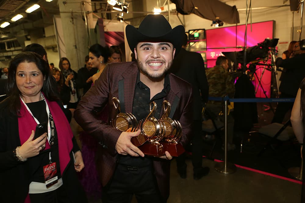 Tampoco puedes perderte todo lo que pase en nuestro backstage, pues también te daremos acceso livestream de todo lo que ocurre tras bambalinas.