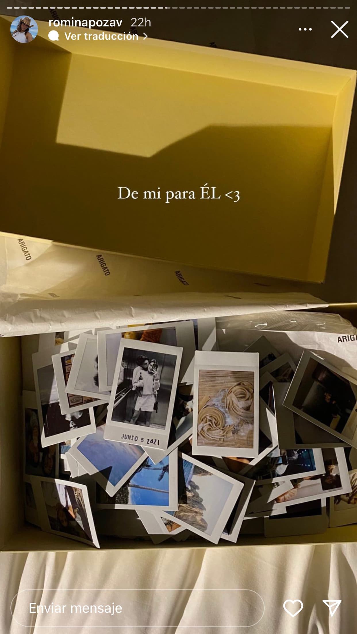 Ella también preparó una cajita llena de instantáneas donde aparecen juntos.