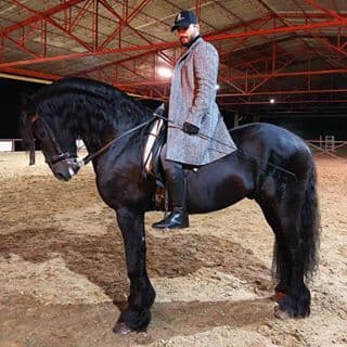 <b>Maluma</b> también tiene varios caballos, pero al que más fama le ha dado es a este frisón llamado Hércules, al que ha descrito como un animal "imponente y noble".