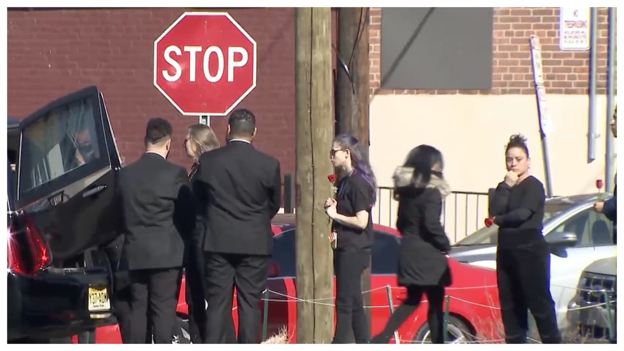 Entre lágrimas y rosas, excompañeras de trabajo le rindieron el último tributo 
<b>frente a la escuela charter Beloved, </b>en la que trabajaba.