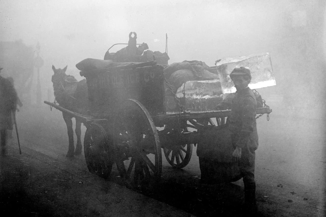 <b>Hielero</b>
<br>
<br>Este oficio existió aproximadamente hasta mediados de la década de 1950. Al igual que los lecheros, el hielo era entregado directamente en las casas, desde las fábricas o desde donde era cortado en trozos en la naturaleza. 
<br>
<br>Por lo general se entregaba en bloques grandes y los clientes tenían que romperlo con un picahielo. La llegada de los congeladores domésticos y las máquinas de hielo hicieron desaparecer esta profesión.
<br>