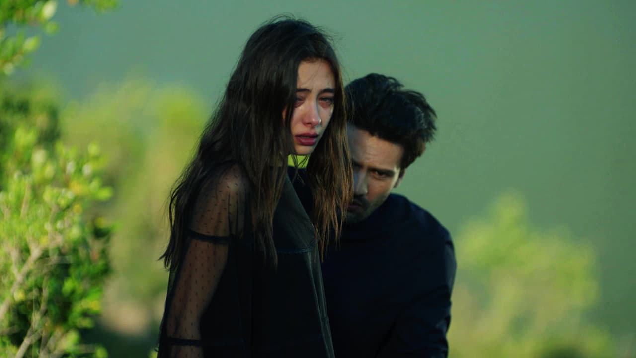 Kemal y Emir le pidieron a Nihan que se marchara. Ella siguió las instrucciones de su verdugo para no pisar un explosivo y salir ilesa del infernal escenario.