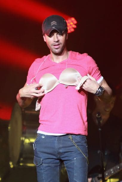 Enrique es todo un galán y las prendas íntimas de las fans le llueven.  