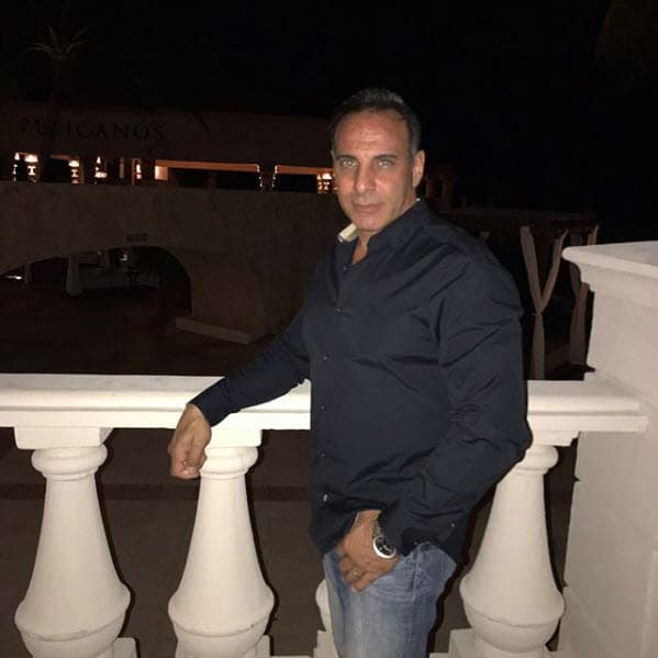 Mientras que su marido iba vestido con camisa y jeans.