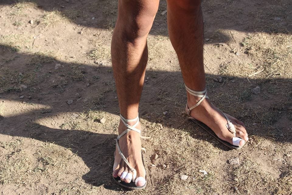 Al conseguir el primer lugar en una carrera, los participantes no solo recuperan la paz en la región, sino también ganan apuestas de dinero o de prendas.