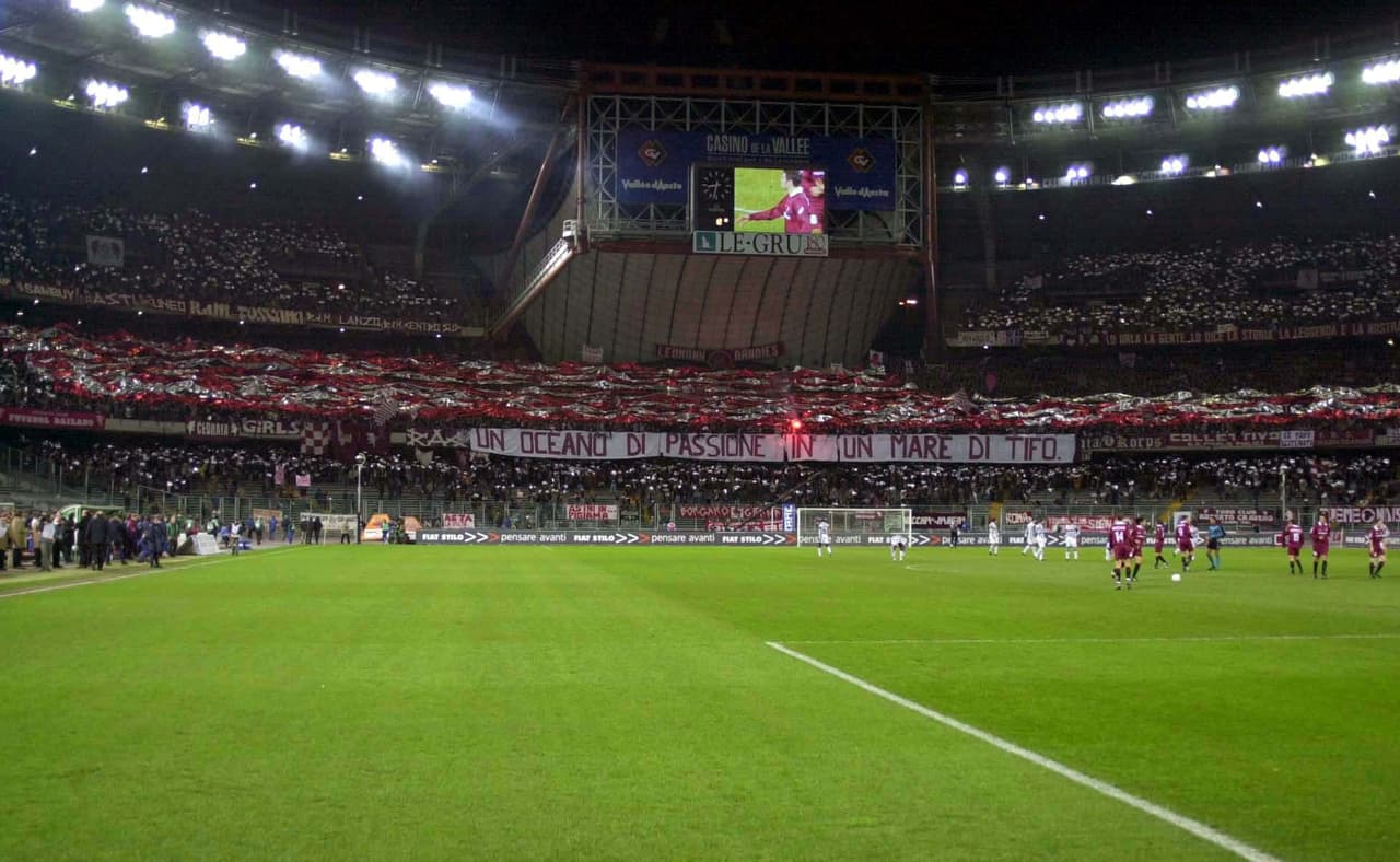 Tras 16 años, el club decidió demoler el escenario y construir otro que, sin la pista, fuera más intimidante para los visitantes por su cercanía alos hinchas. Así se fue otro templo del fútbol.