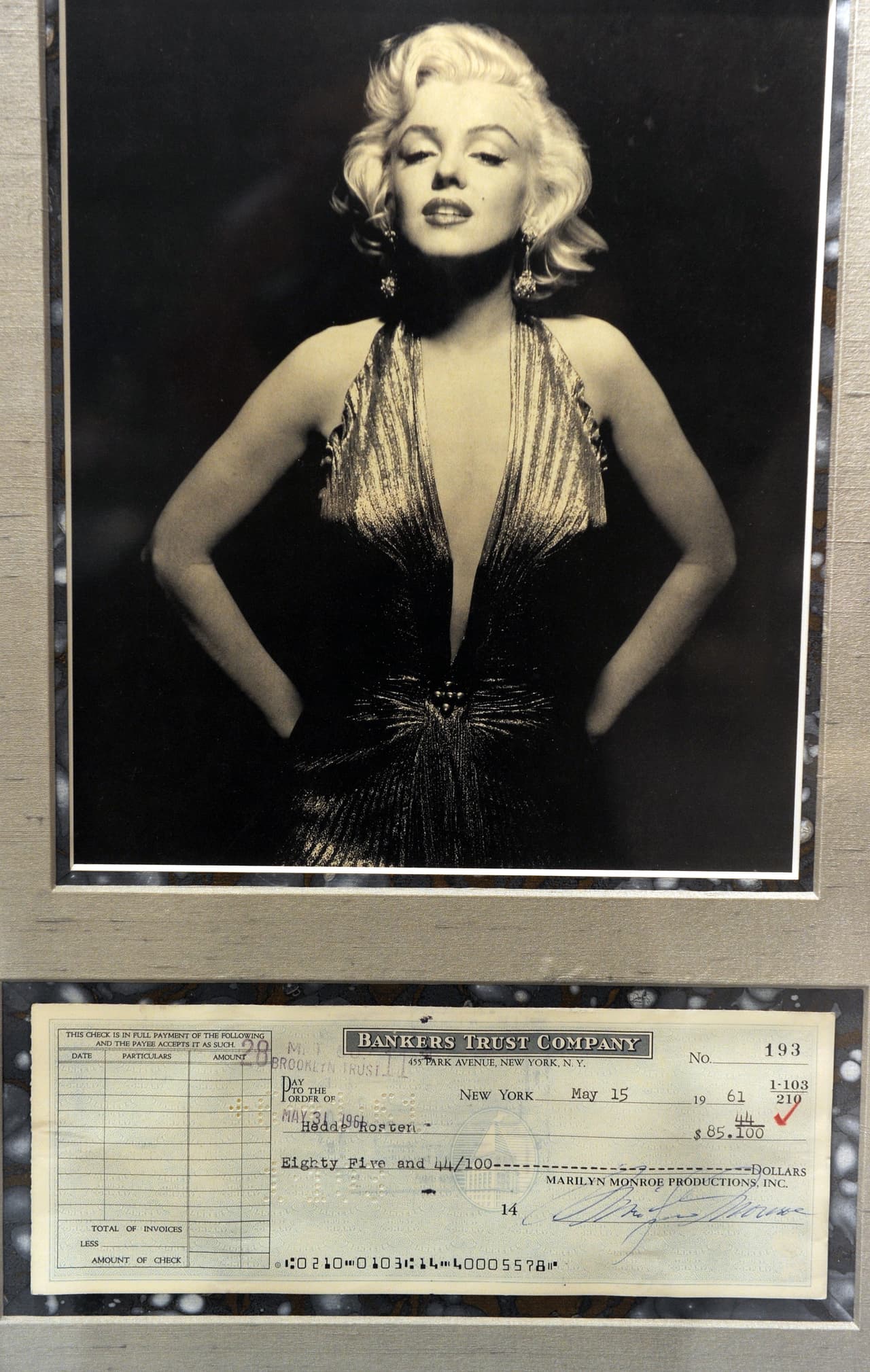 Lección #8: Escote profundo, comodín para la noche Marilyn Monroe descubrió tempranamente (como casi todo en su vida) que los escote profundos, esos que en triángulo se extienden hasta la cintura, eran una herramienta muy eficaz para lucir sofisticada y sensual sin necesidad de enseñar de más.