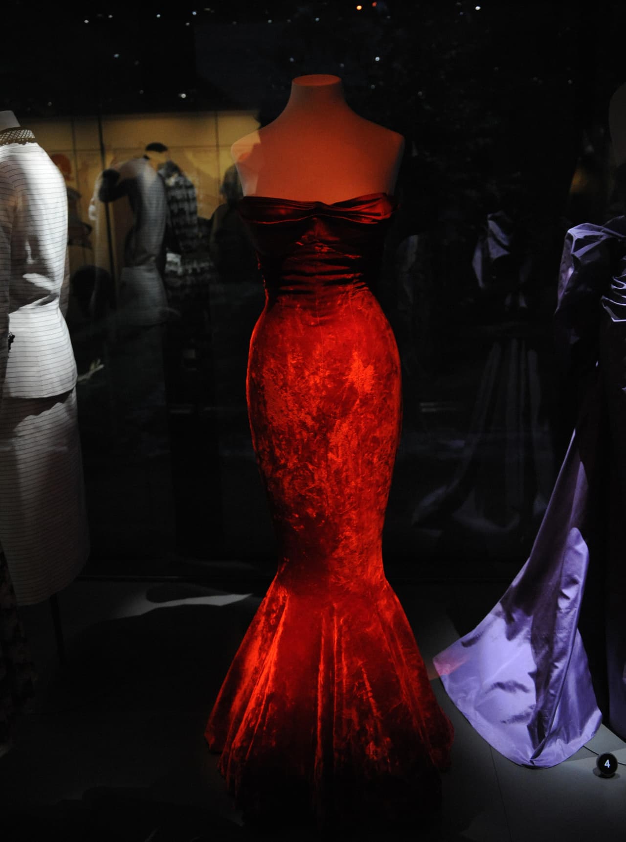 Lección #3: Las caderas redondas son maravillosas. Marilyn Monroe creó un sofisticado armario que se concentraba en un punto de su cuerpo, en resaltar la redondez de sus caderas y en evidenciar la diferencia con su estrecha cintura. Por eso siempre buscó faldas tipo lápiz, vestidos de corte sirena que acentuaran esa línea curva de su cadera.