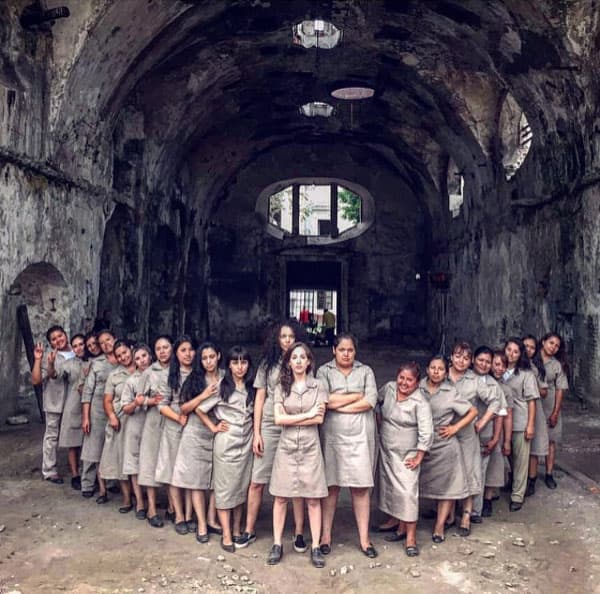 Es quien manda en la cárcel donde está presa Fernanda, por eso todos le temen.