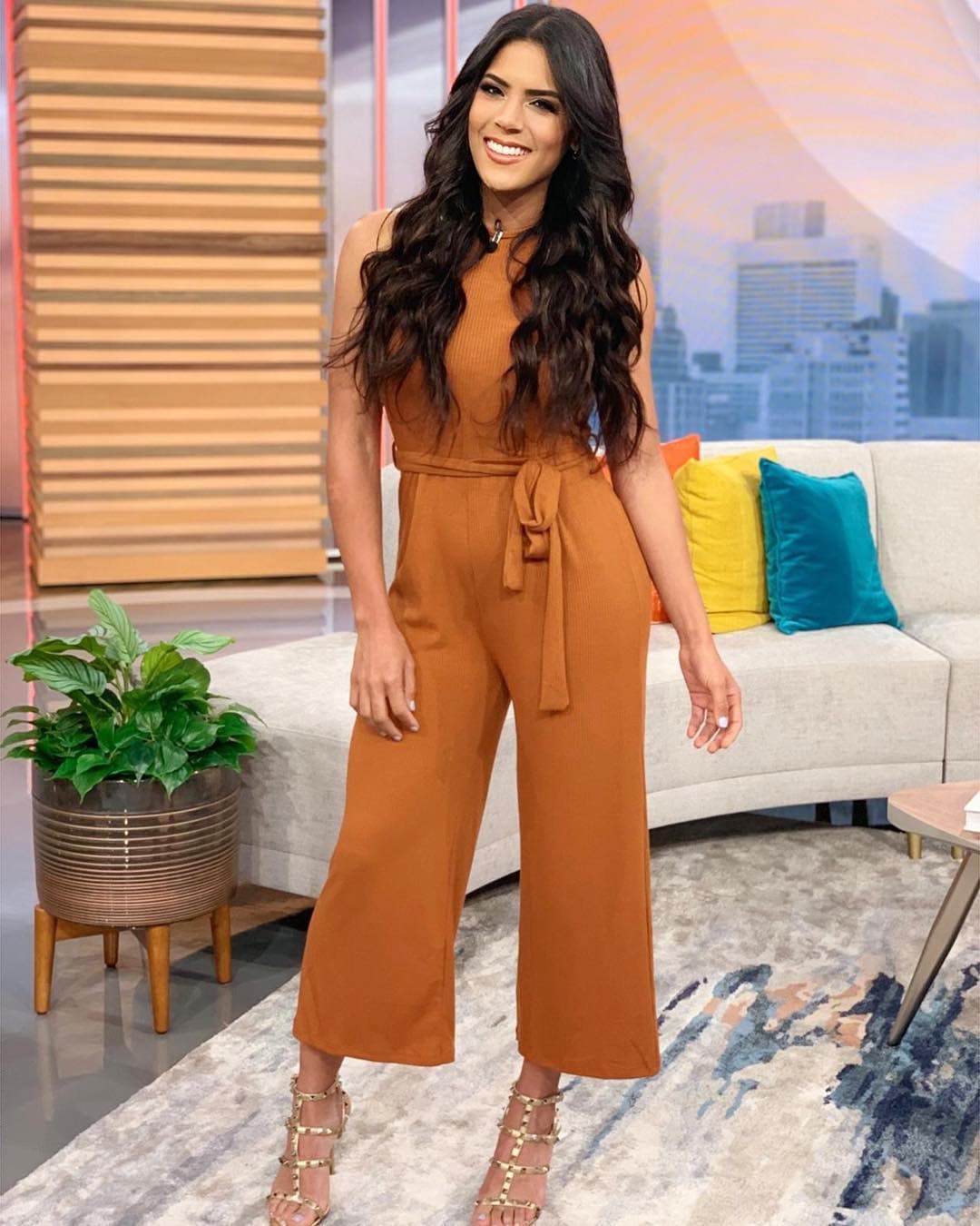 Aunque la presentadora latina usa las extensiones a diario, no significa que no le dé el tratamiento adecuado. En el video agregó que recién se había hecho el proceso de keratina.