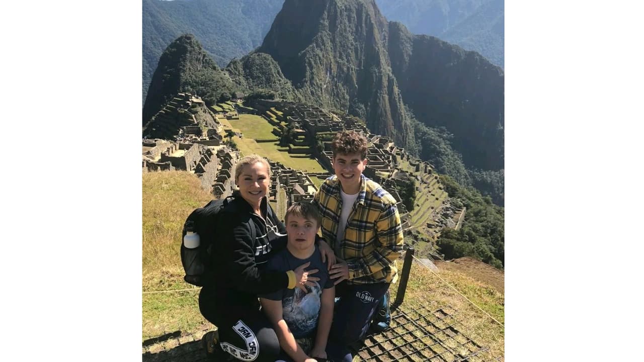 Carlo Collado con su mamá, Lety Calderón, y su hermano, Luciano.