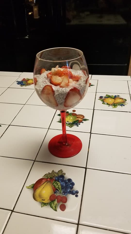 <b>Ingredientes</b>
<br>2 tazas de leche de coco baja en azúcar (o leche de almendra)
<br>¾ taza de semillas de chía
<br>½ cucharadita de canela
<br>½ cucharadita de extracto de vainilla
<br>1 pizca de sal
<br>¼ taza de fresas picadas o mango picado o moras