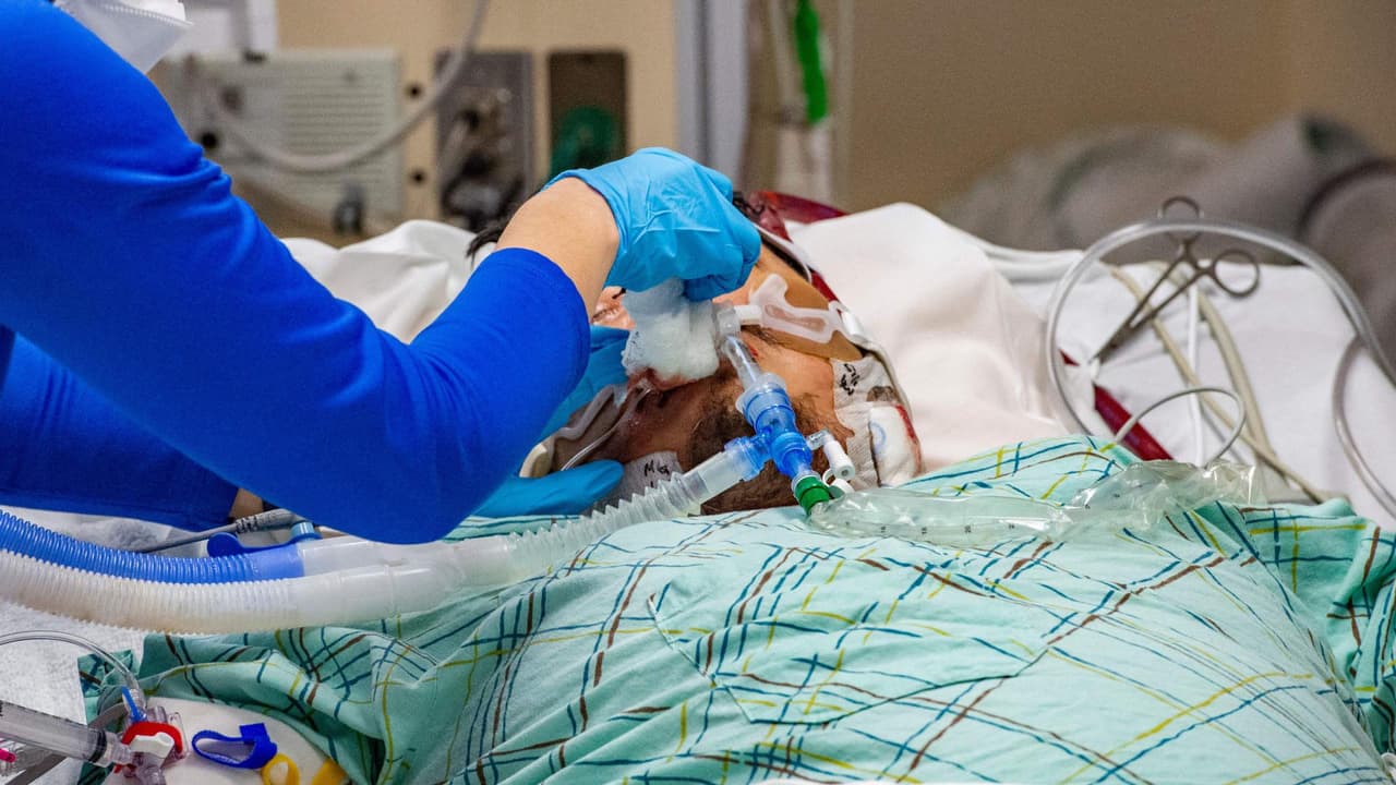 <b>Mira también:</b> Según un estudio, las personas que se han contagiado dos o más veces con el virus tienen más posibilidades de morir y de ser hospitalizadas dentro de los seis meses posteriores a la última infección. Asimismo, la investigación señala que estos pacientes tienen un riesgo más alto de presentar problemas pulmonares, cardiacos, desorden en riñones, neurológicos y diabetes, entre otros. Por lo anterior, expertos médicos piden a la comunidad no bajar la guardia y seguir evitando un contagio. Más noticias en 
<b><a href="https://www.univision.com/noticias" target="_blank">Univision.</a></b>