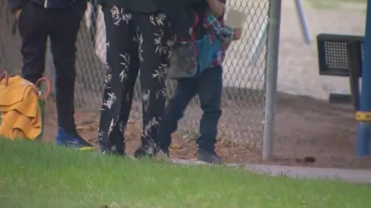 La policía advierte que el simple hecho de estar acompañado de alguien que tiene un arma de manera ilegal o porta drogas puede meterlos en problemas si no lo reportan.