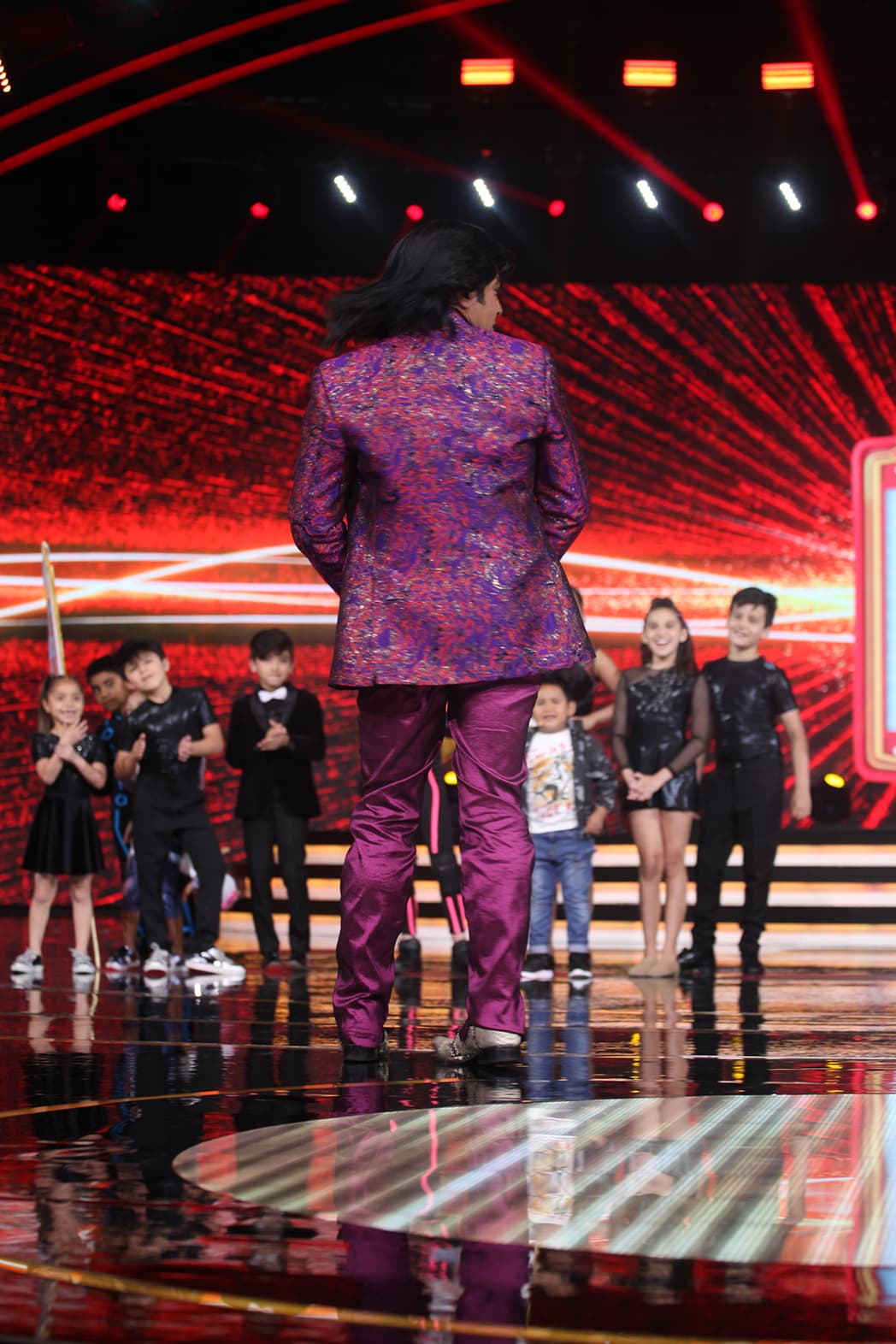 Albertano, muy a su estilo, se encargó de lucir su atuendo y a la primera oportunidad dio una vuelta, con lo que desató el grito de sus admiradoras en el foro de Pequeños Gigantes.