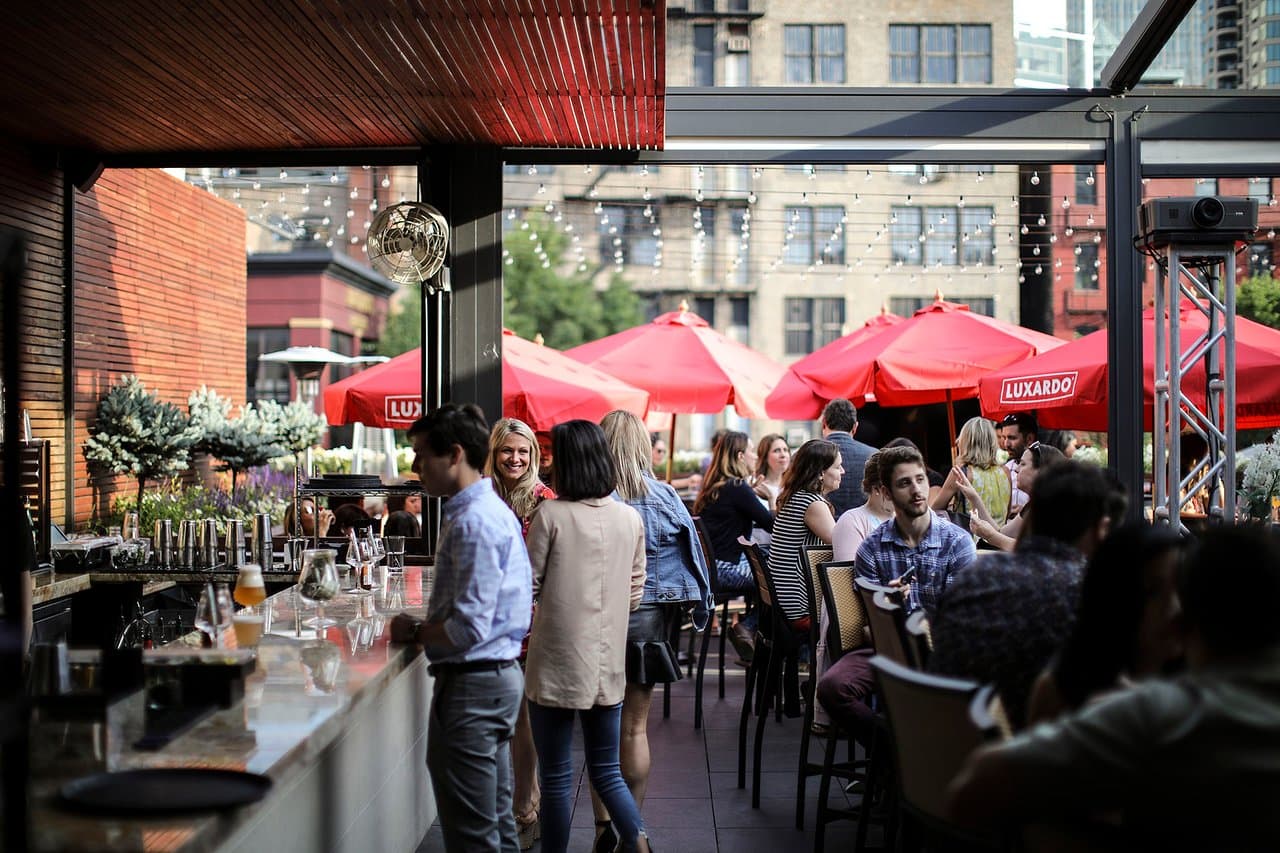 <b>Tanta en River North</b>
<br>Sube a esta azotea de River North para disfrutar de las vibraciones sudamericanas y los platos peruanos que se basan en una variedad de tradiciones culinarias, desde la japonesa y la china hasta la española y panafricana. Pruebe el Cebiche Clásico, con leche de tigre, batatas y choclo (granos grandes de maíz peruano), el mejor acompañamiento para todos eso el pisco que tomará. Y no te pierdas el nigiri pobre, una capa de arroz, wagyu y huevo de codorniz frito que sirve como uno de los mejores platos de la ciudad.