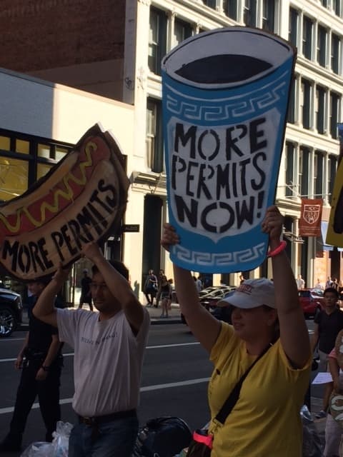Vendedores y defensores de los derechos de estos marchan juntos en el SoHo, Manhattan