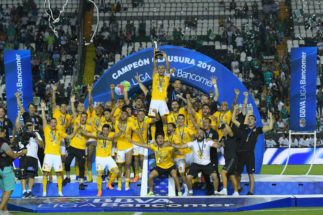 ¡Tigres se proclama Campeón del fútbol mexicano! Los felinos regiomontanos cosecharon su séptimo título de la Liga MX y se cuelan, aunque muchos se sigan negando a aceptarlo, entre los grandes del balompié azteca. Luego de superar en una Final de un solo gol a los Esmeraldas del León, así se dieron los festejos de los Tigres en patio ajeno, imágenes para el recuerdo y que hay que darse un tiempo para echarles un ojo, sobre todo la fiel afición de los felinos regios.