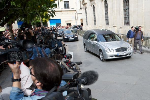Sus restos fueron trasladados desde su Palacio de las Dueñas al Ayuntamiento de Sevilla.