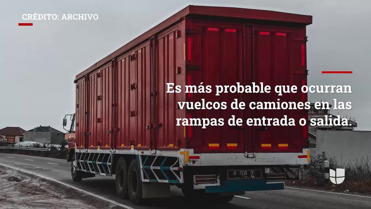 Las temperaturas heladas provocaron que las carreteras se congelaran en todo el estado, provocando accidentes. El Departamento de Transportación de Texas (TxDOT) alertó a los texanos a mantenerse en sus casas y evitar conducir.