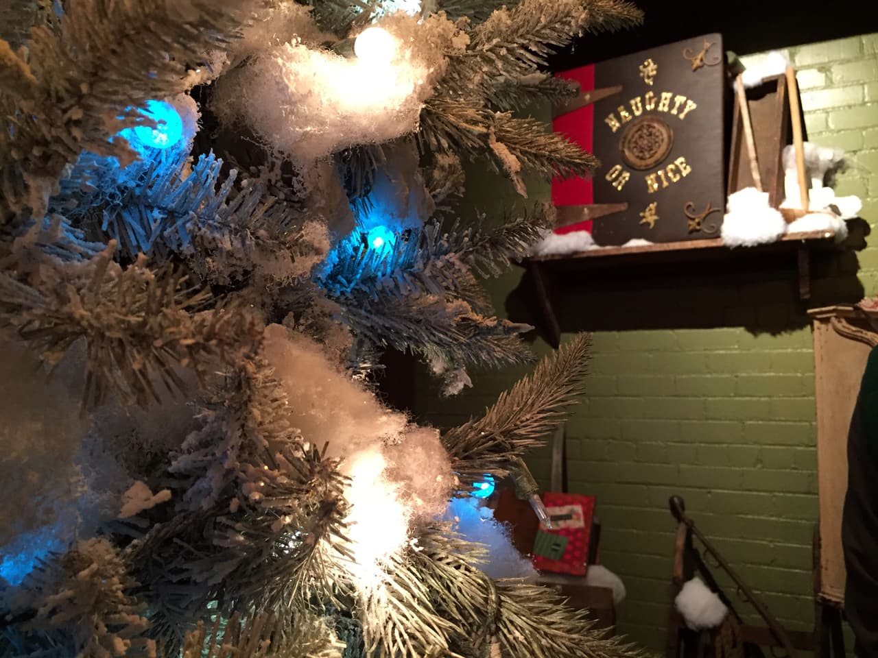 Arboles de navidad llenos de luces, regalos y osos de peluche son parte de la decoración del taller de Santa Claus en Flagstaff, Arizona.