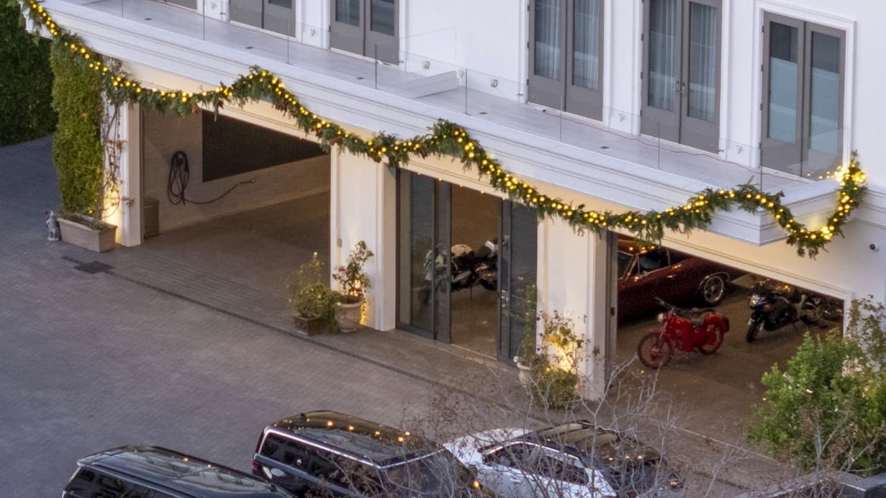 JLo también colocó luces afuera de su garage.