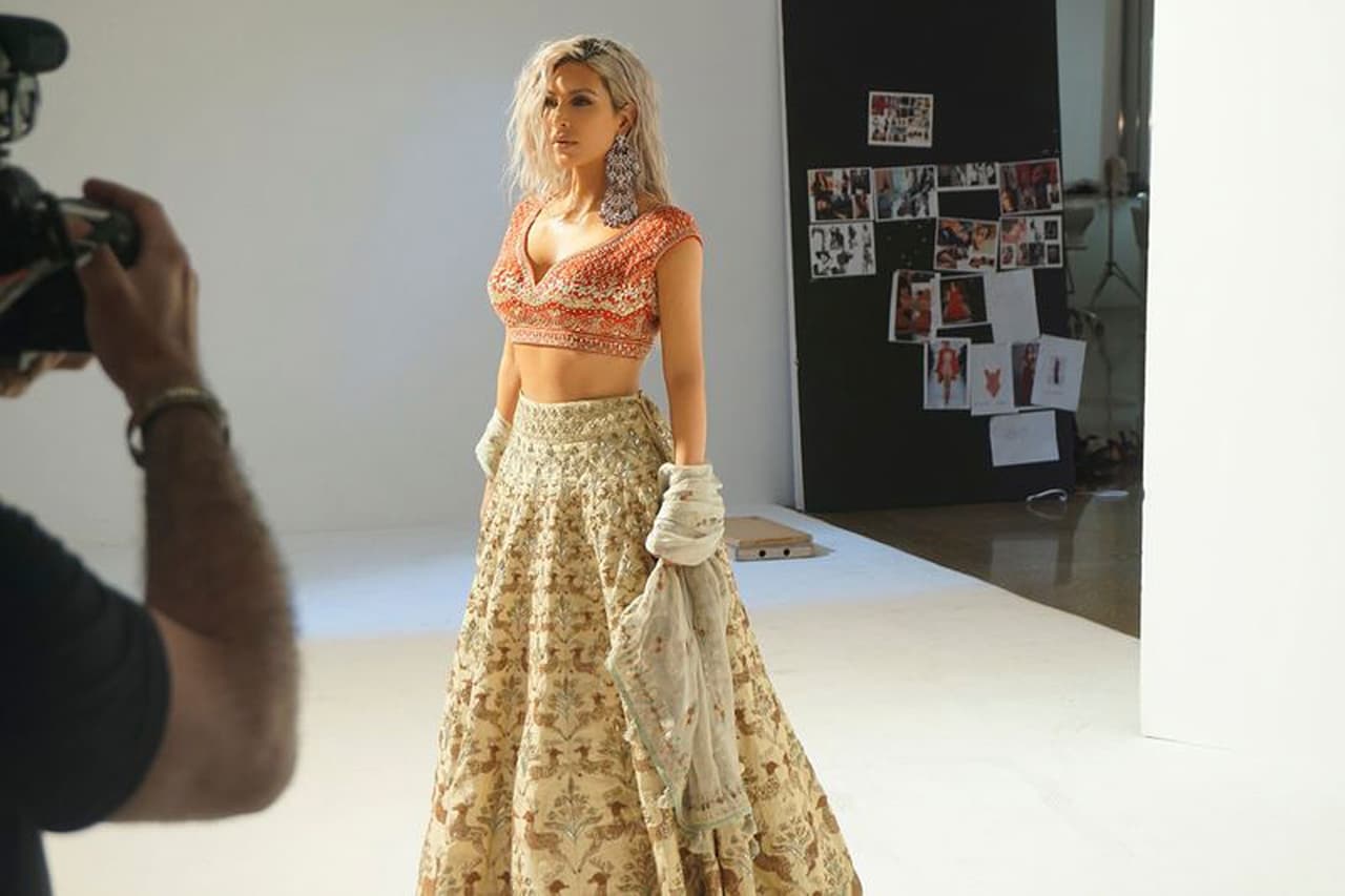 Cuando tiene que lucir trenzas, el proceso le toma hasta seis horas. Si no le toca, entonces en una hora aproximadamente queda lista.