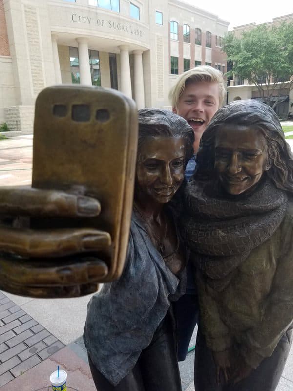 Lo que faltaba por ver, la estatua que rinde tributo a los ''selfies''