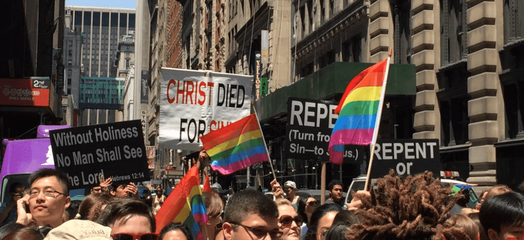 Mensajes invitando a la comunidad LGBT a no cometer pecados.