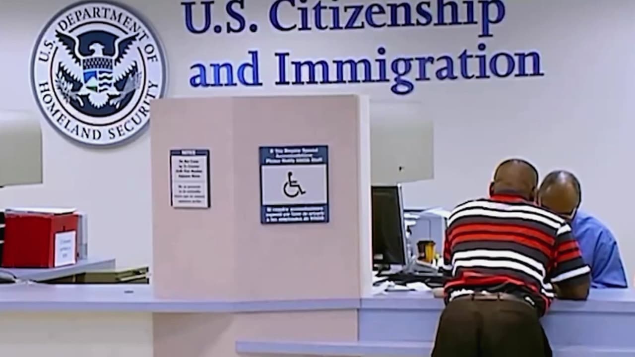 Esta es la lista de los beneficios y factores que considerará USCIS con la nueva regla de carga pública