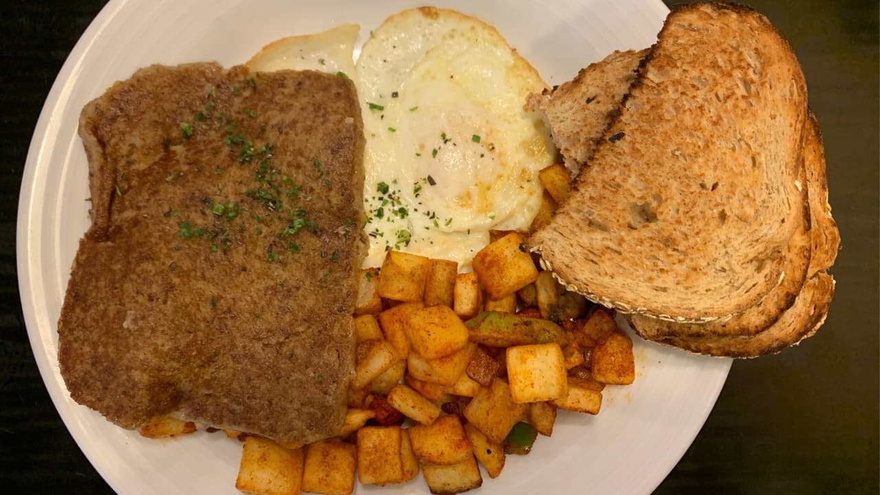 <b>Scrapple:</b> Lo amas o lo odias. Esta comida holandesa de Pensilvania existe desde hace siglos. Por lo general, disfrutará de este plato hecho con restos de carne de cerdo molida junto con algunos huevos y papas.