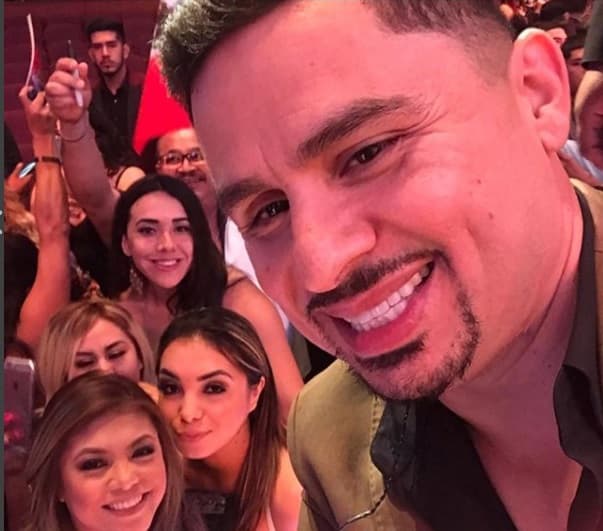 Después de su salida de la cárcel, Larry se mostró así junto a sus seguidores.