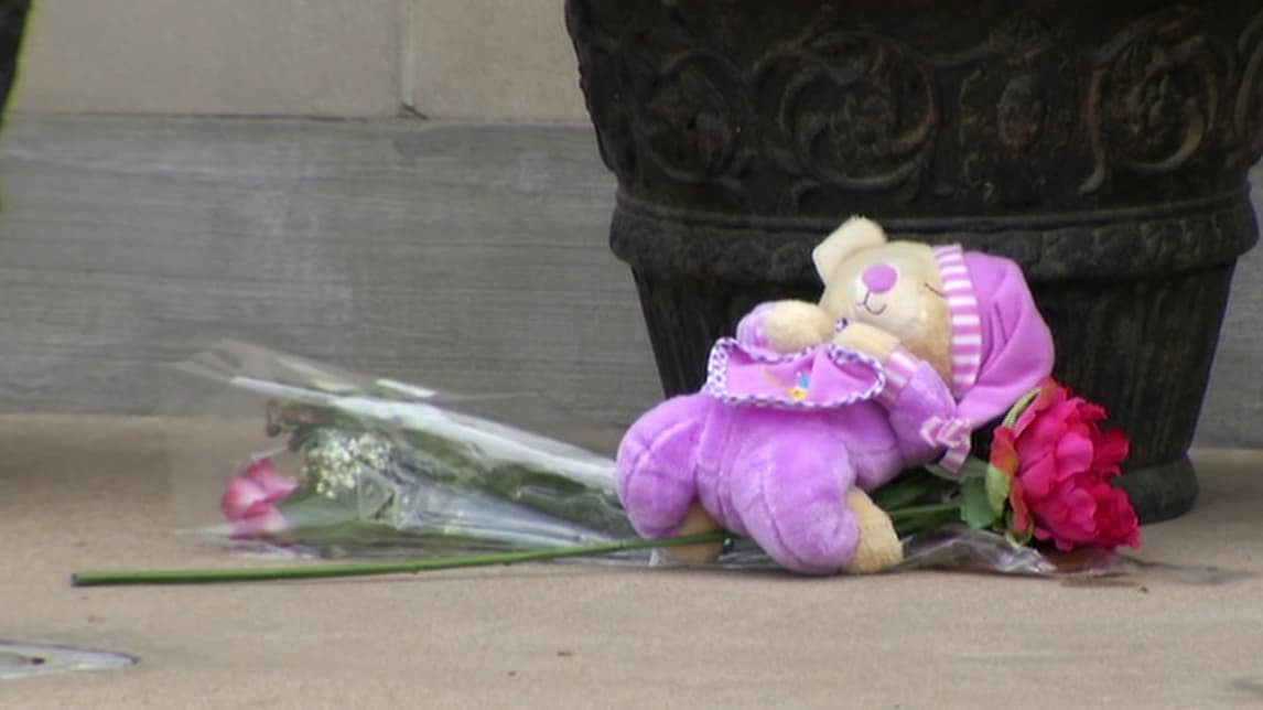 Flores y regalos fueron colocados en las afueras de la escuela donde estudiaba Kayla Gómez.