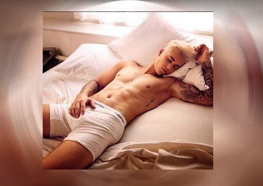 Hace unos días, el cantante mostró de más en las redes sociales al publicar esta imagen. Obvio sus fans enloquecieron.