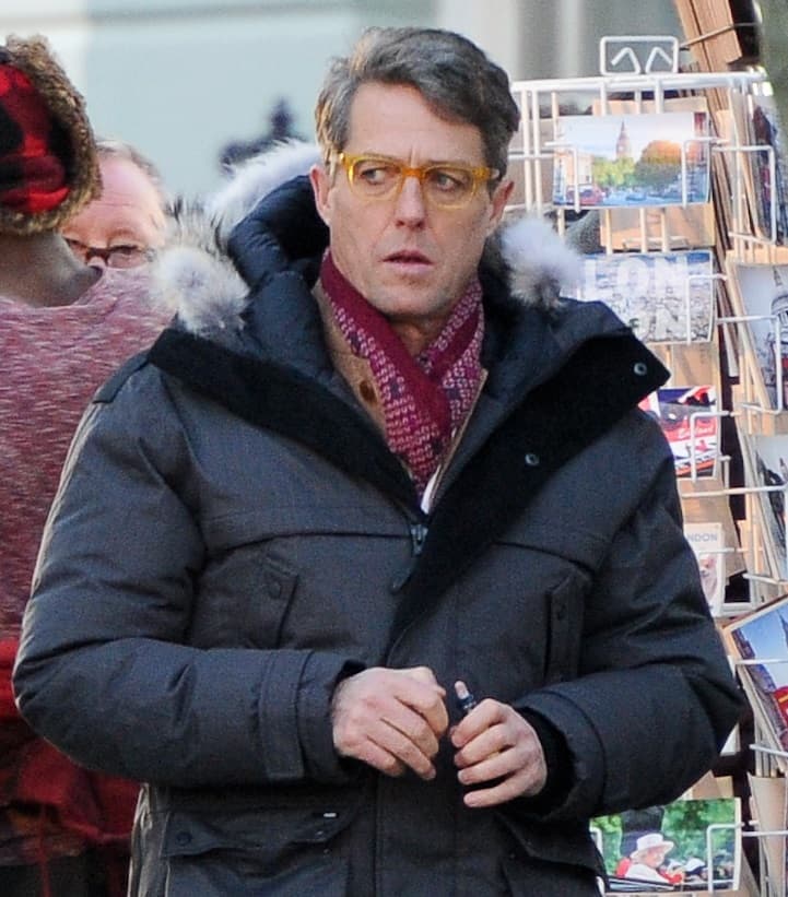 Para el año de 1995, Hugh Grant protagonizó el escándalo más sonado de esa época pues resulta que el inglés fue detenido junto a una prostituta, mientras ella le practicaba sexo oral. Tuvo que pagar la multa correspondiente.