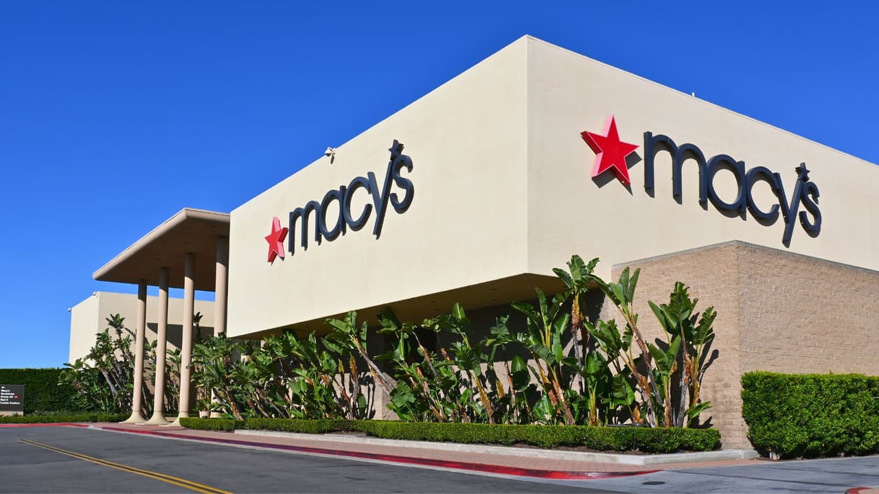 <a href="https://www.univision.com/temas/macys" target="_blank">Macy’s</a> ha revelado
<b>un significativo incremento en el número de tiendas que cerrará este año, llevando a 65 el total de cierres previstos para finales de 2024</b>. Originalmente, la compañía había anunciado la clausura de 50 tiendas para el cierre del año fiscal, pero ha aumentado este número como parte de
<a href="https://www.univision.com/noticias/dinero/macys-cerrara-150-tiendaswhich-macys-stores-are-closing" target="_blank"><b>su estrategia para eliminar alrededor de 150 ubicaciones “no rentables” en los próximos tres años. </b></a>