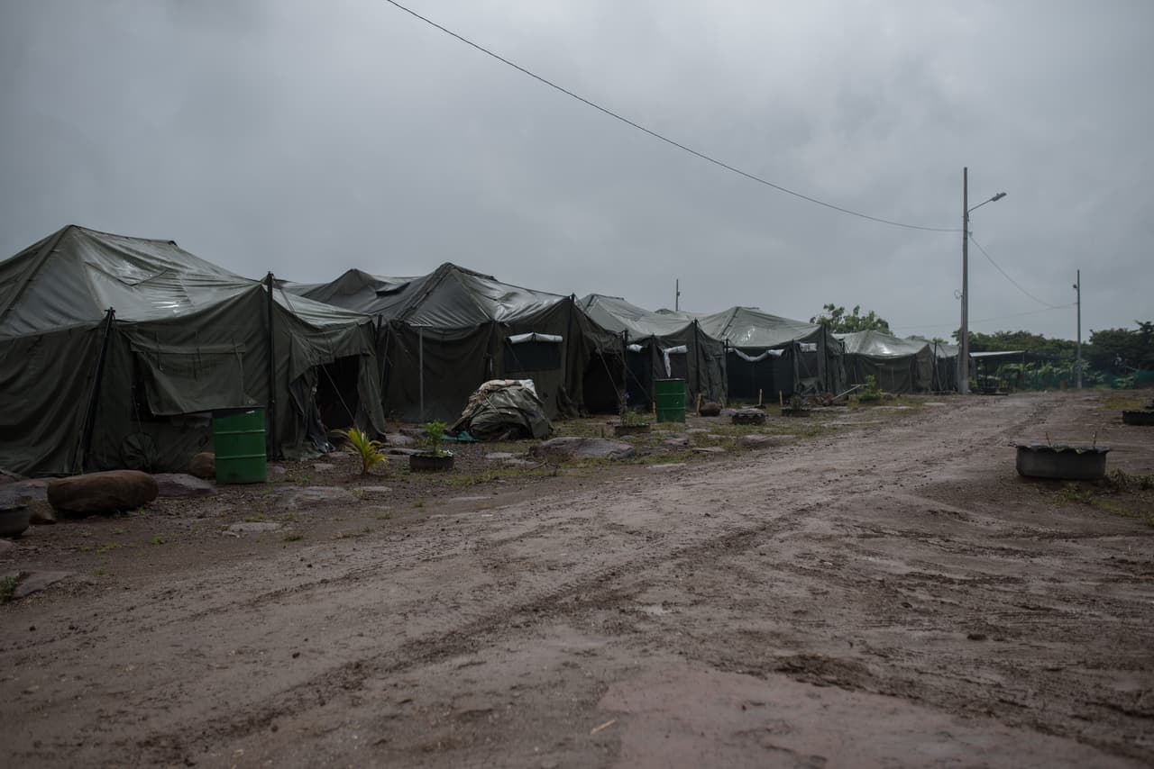 Las autoridades de migración costarricenses han redoblado el personal a cargo de los refugios desde el inicio de la crisis nicaragüense. Además, han ampliado el horario de atención a las 24 horas del día. La mayoría de los refugiados nicas ocupan el centro cercano a la frontera de Peñas Blancas como estancia temporal para recobrar energías y seguir su viaje hacia San José.