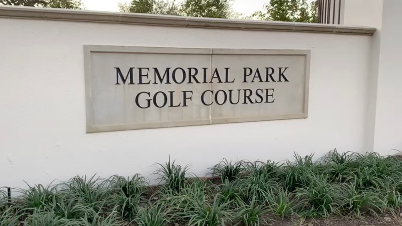 Estos padres no entienden la lógica de la ciudad para abrir parques como el Memorial o Sylvester Turner Park. "Cada uno de nosotros protegemos a nuestros hijos" dijo Rogelio Lugo.